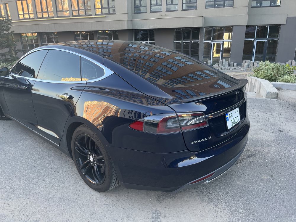 Tesla model s/85D