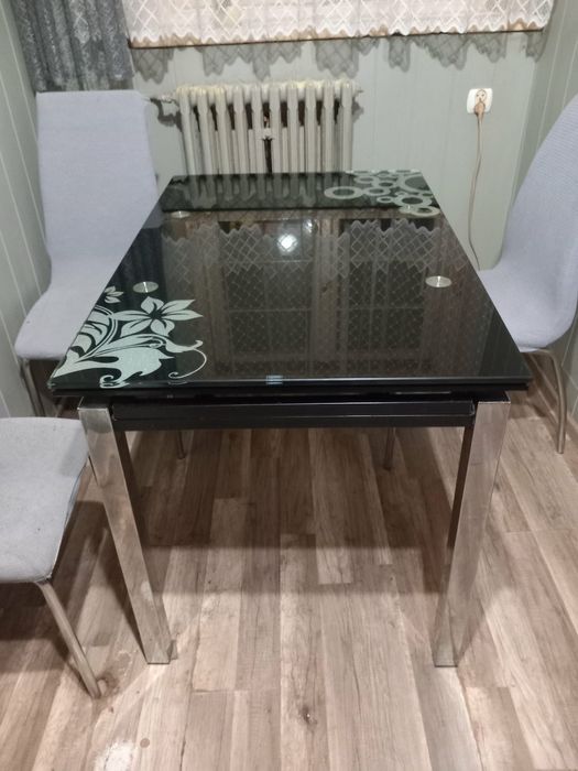 Czarny szklany stól rozkladany