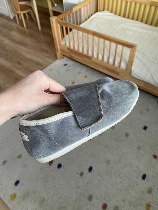 Kapcie dla dziecka 34 Slippers family szare stan bdb