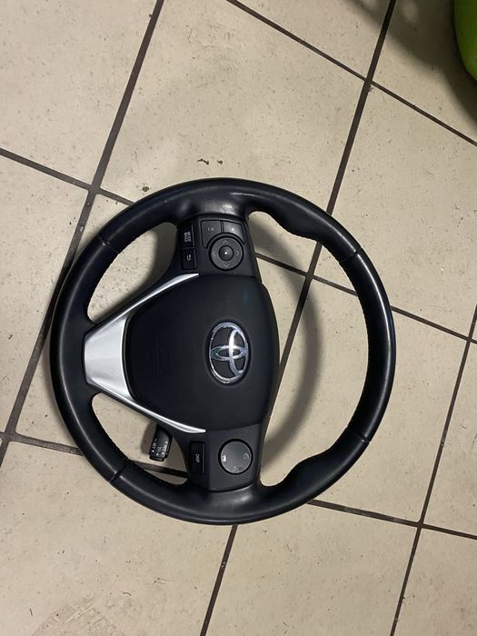 Kuerownica Toyota Auris Hybrid II E18 jak nowa