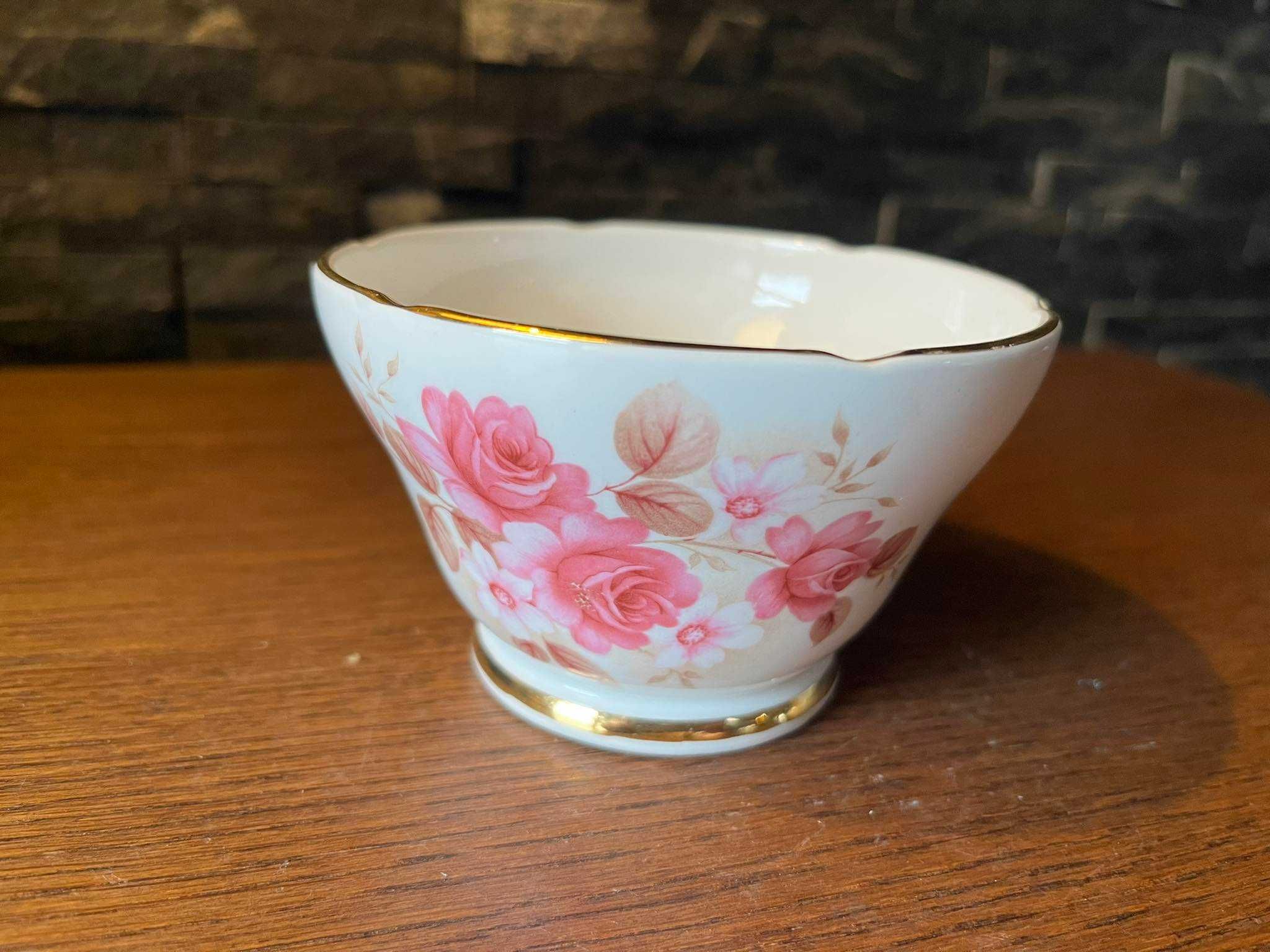 Cukiernica porcelana Royal Sutherland róża