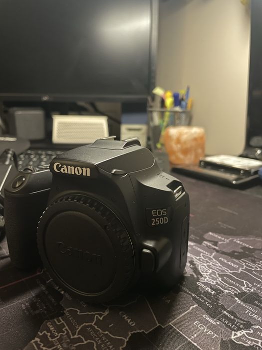 Sprzedam lustrzankę Canon EOS 250D!!!