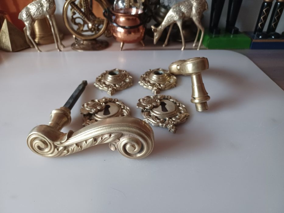 Duże klamki mosiężne.