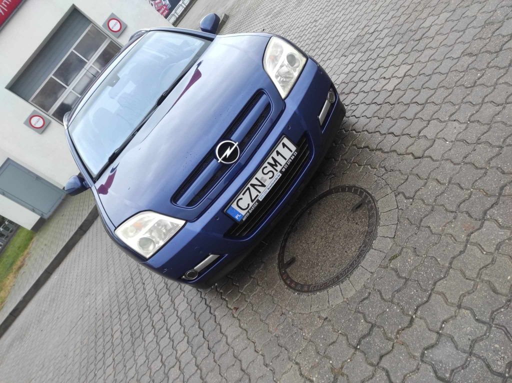 Opel Signum z 2003 roku