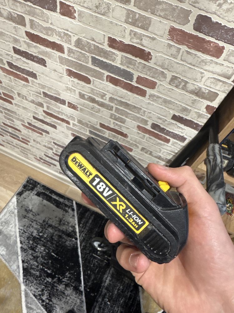 Bateria dewalt 18V li-ion 1.3AH uszkodzona