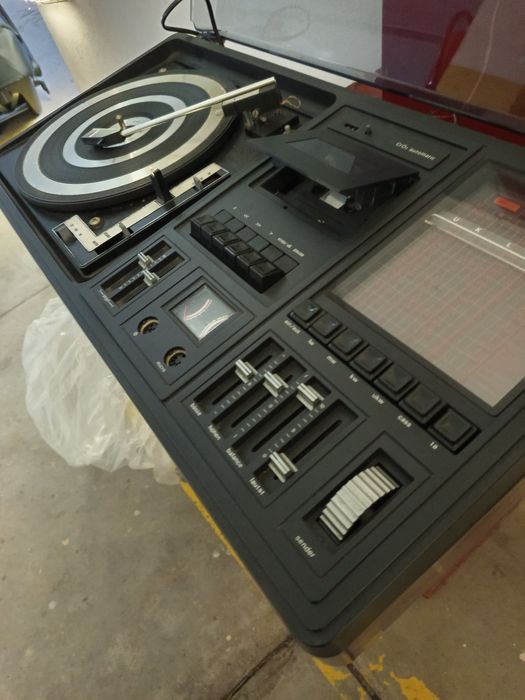 Gira-discos vintage Akko AMC 404 — com rádio e leitor de cassetes