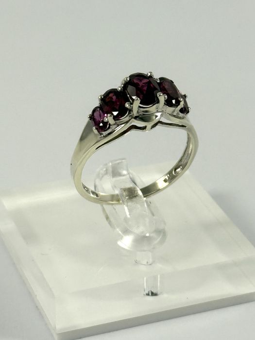 Złoty pierścionek z granatami