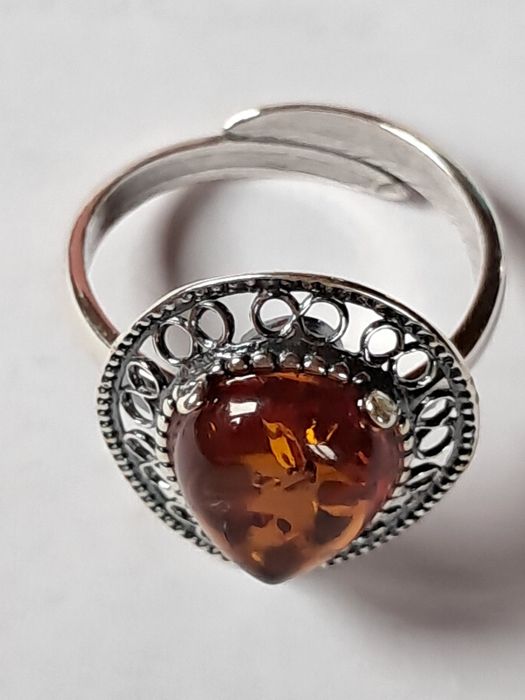 srebrny regulowany pierścionek z naturalnym bursztynem bałtyckim