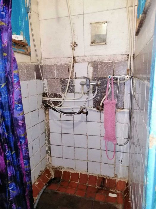 Продам кімнату в центрі міста на першому поверсі, є меблі та техніка