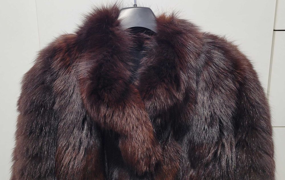 Klasyczne futro z lisa w nieklasycznym kolorze gorzkiej czekolady