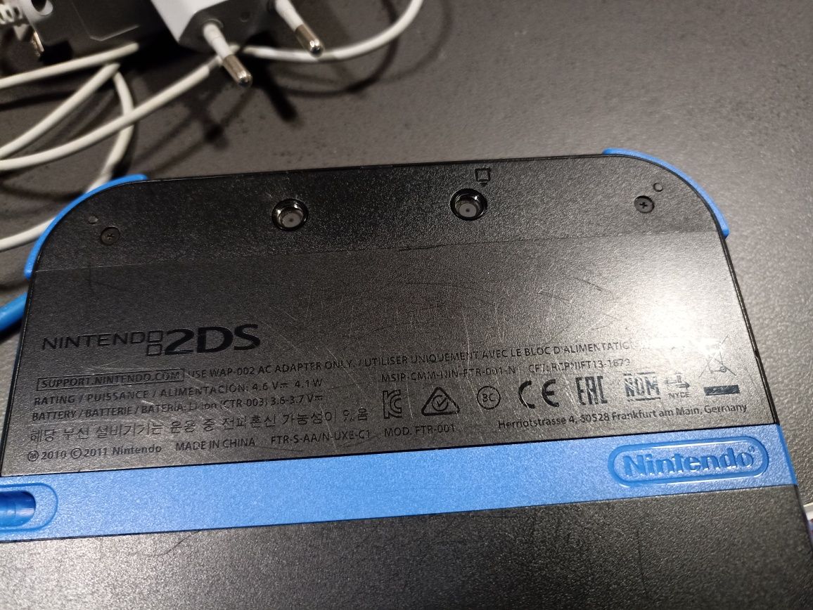 Nintendo 2DS usada, mas em bom estado, com caneta, carregador e jogo