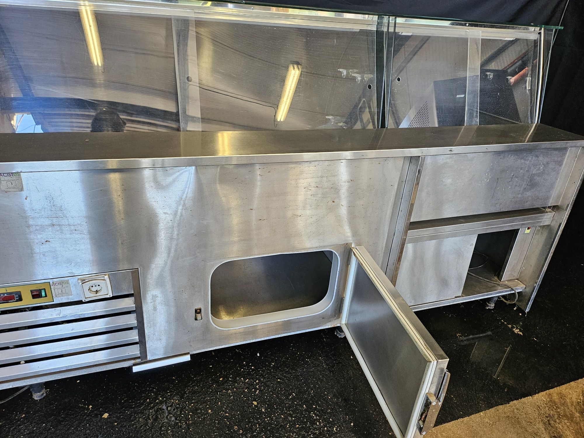 Vitrine refrigerada e para pão