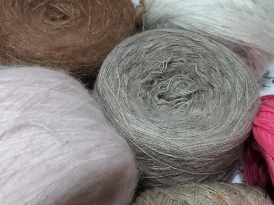 740 г Нитки для в'язання залишки