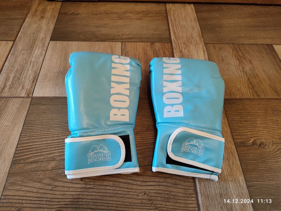 Nowe błękitne rękawice bokserskie