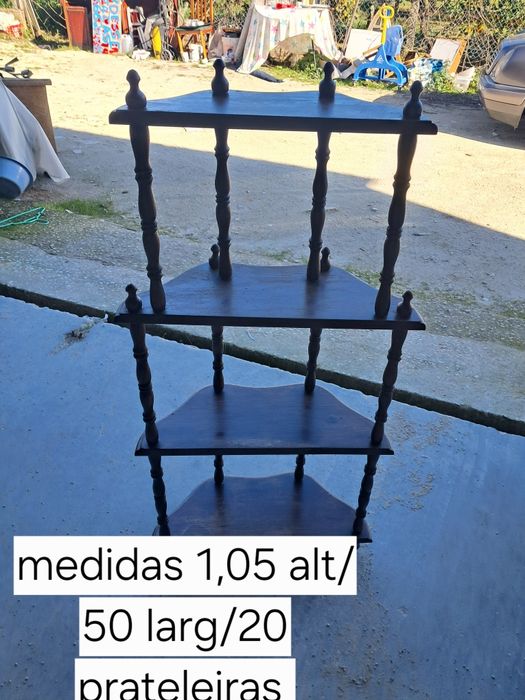 Móvel de prateleiras em madeira maciça