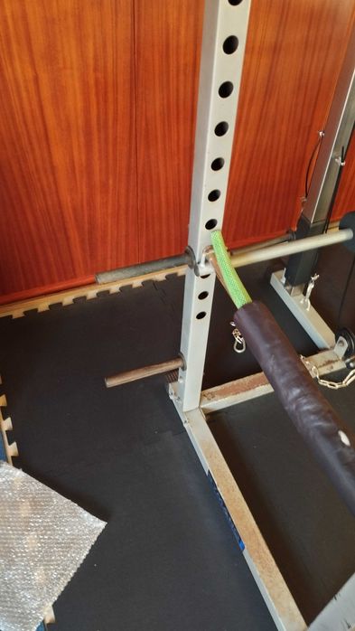 Power rack c/polia alta/baixa, barra de elevações e suporte de discos