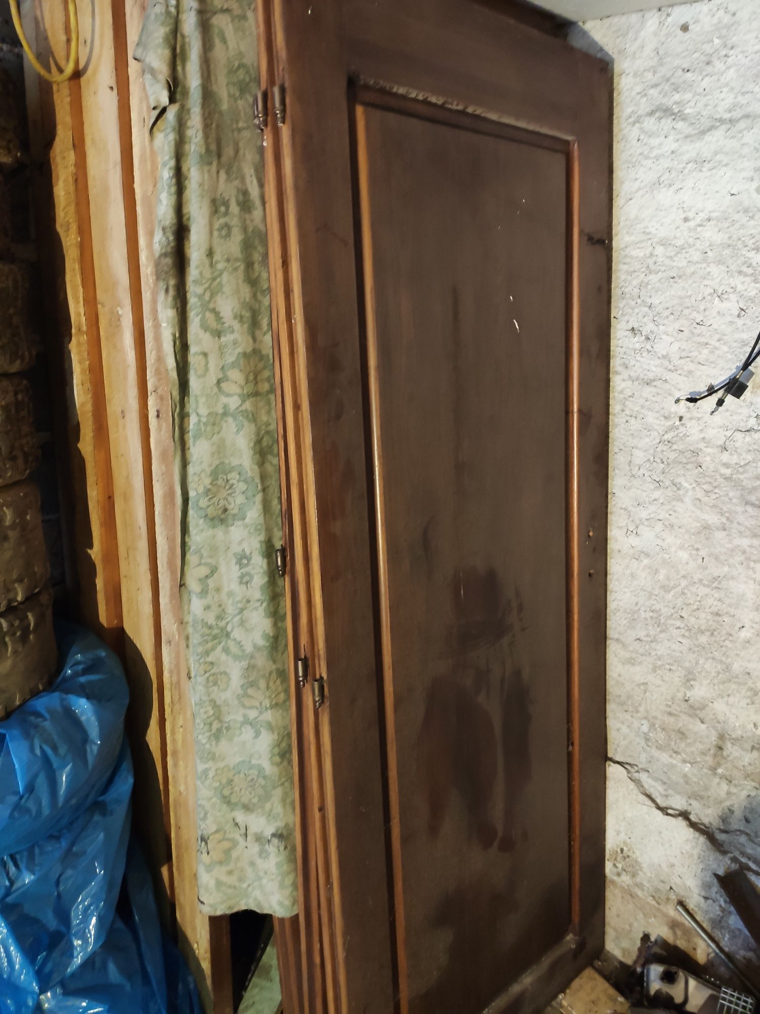 Stare drewniane drzwi z futrynami 80 i 90