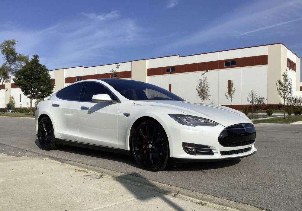 Tesla Model S P90D      2016