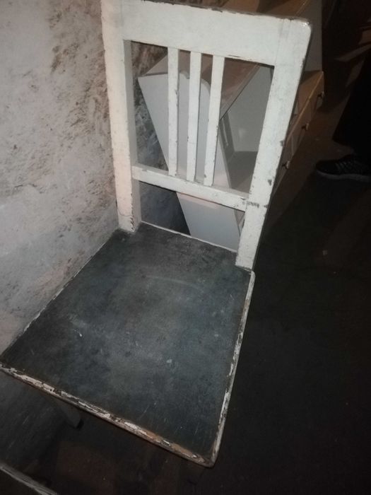 Krzesła białe stare