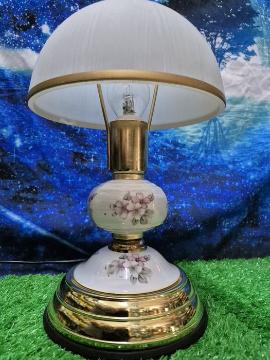 Lampka stolikowa włączająca się przez dotyk jakiejkolwiek części metal