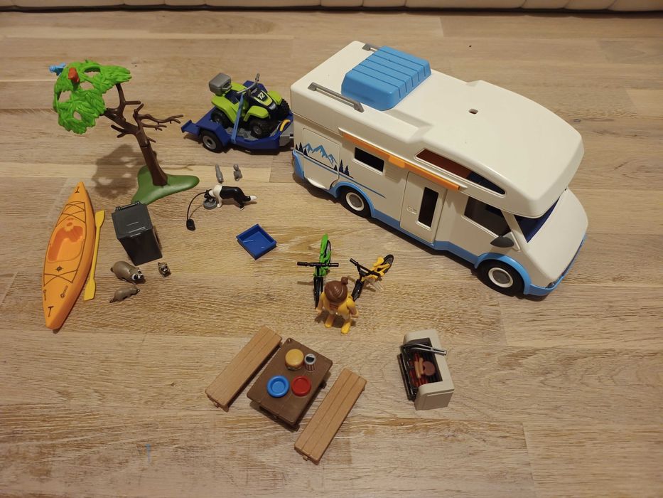 Playmobil kamper z kajakiem, przyczepą, quadem i grillem 9318