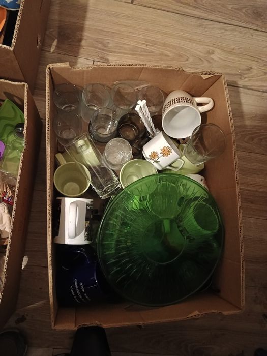 Kartony z porcelaną