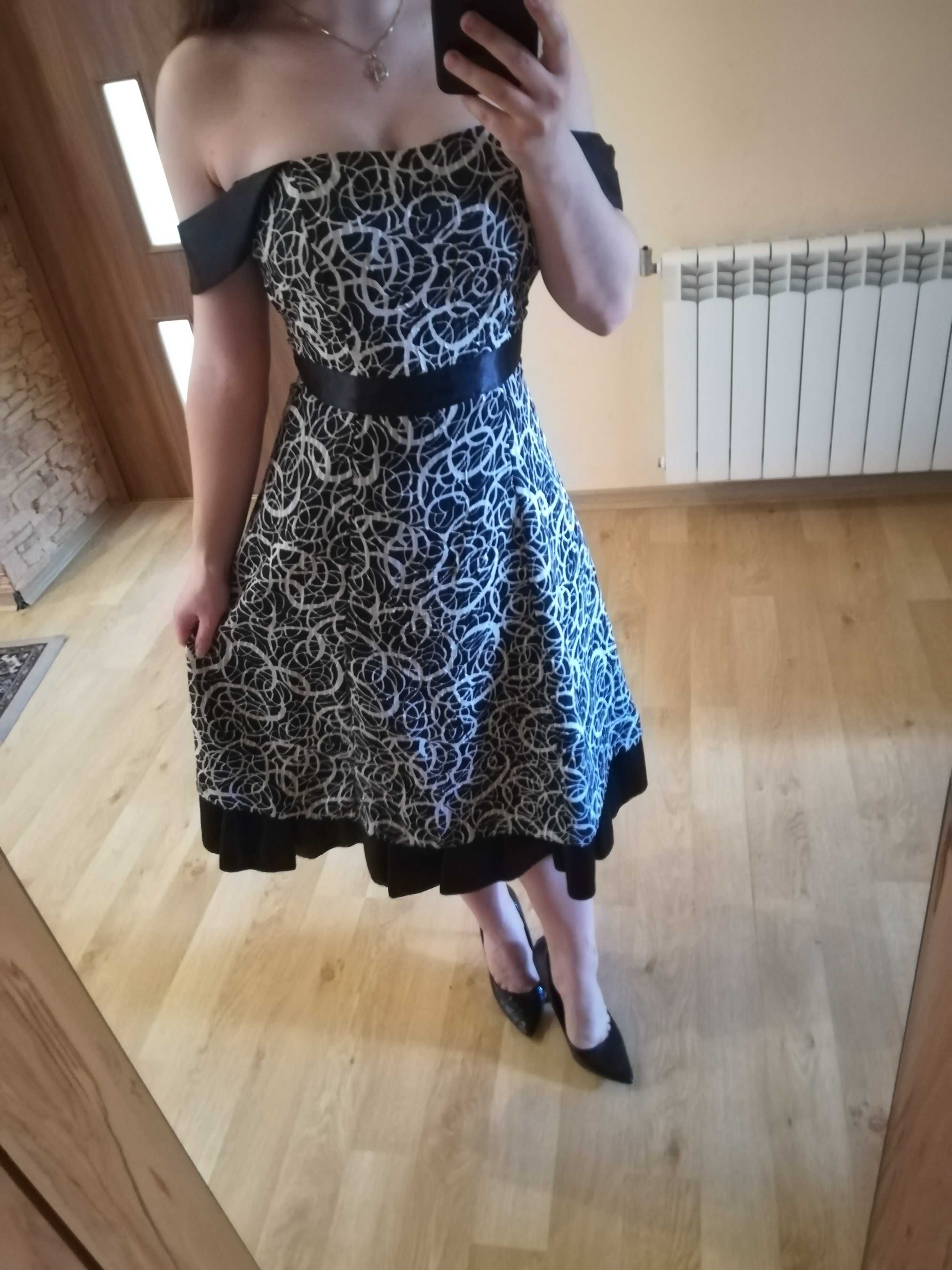 Czarnobiała sukienka
