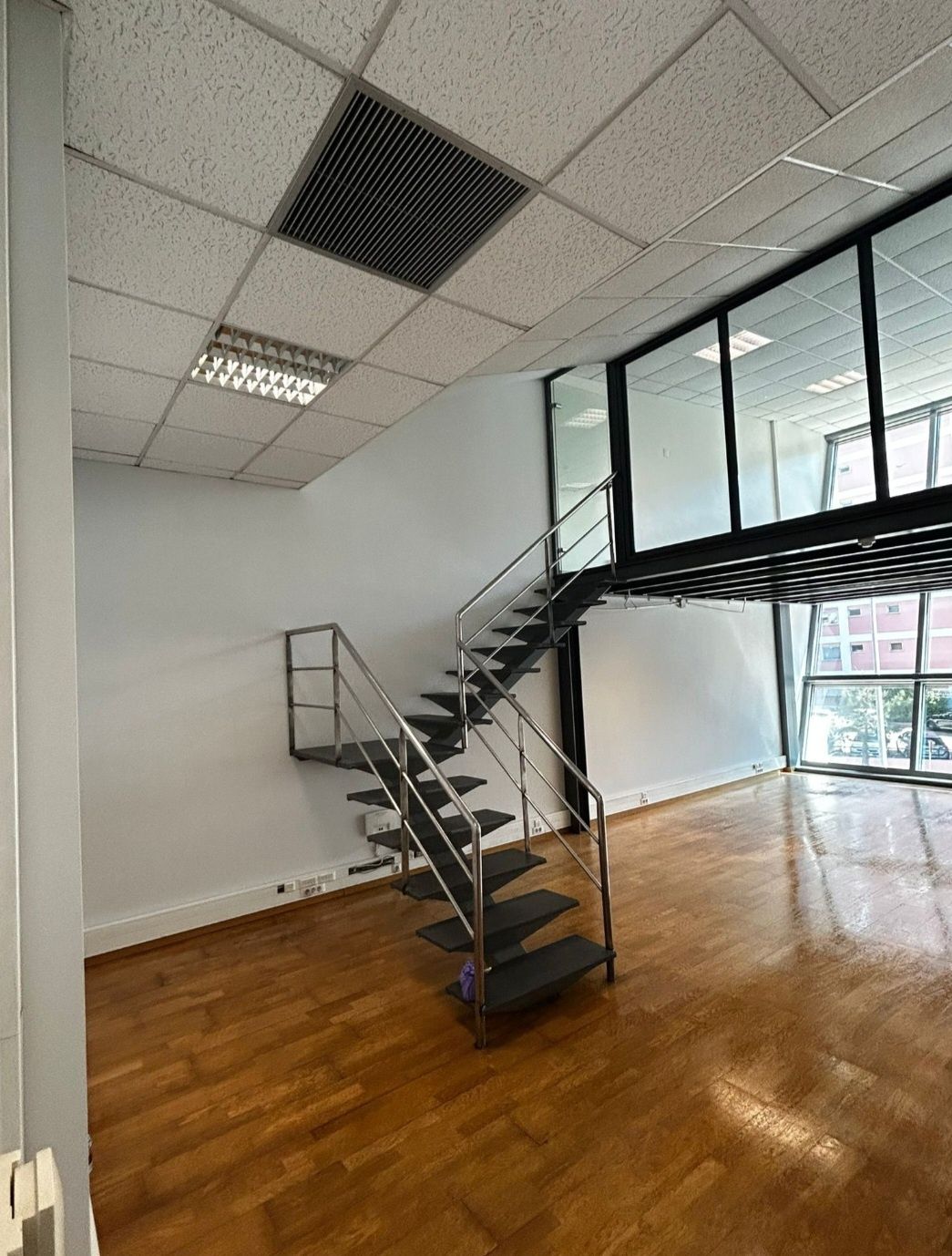 Escritório para arrendamento- 100m" com Mezzanine.