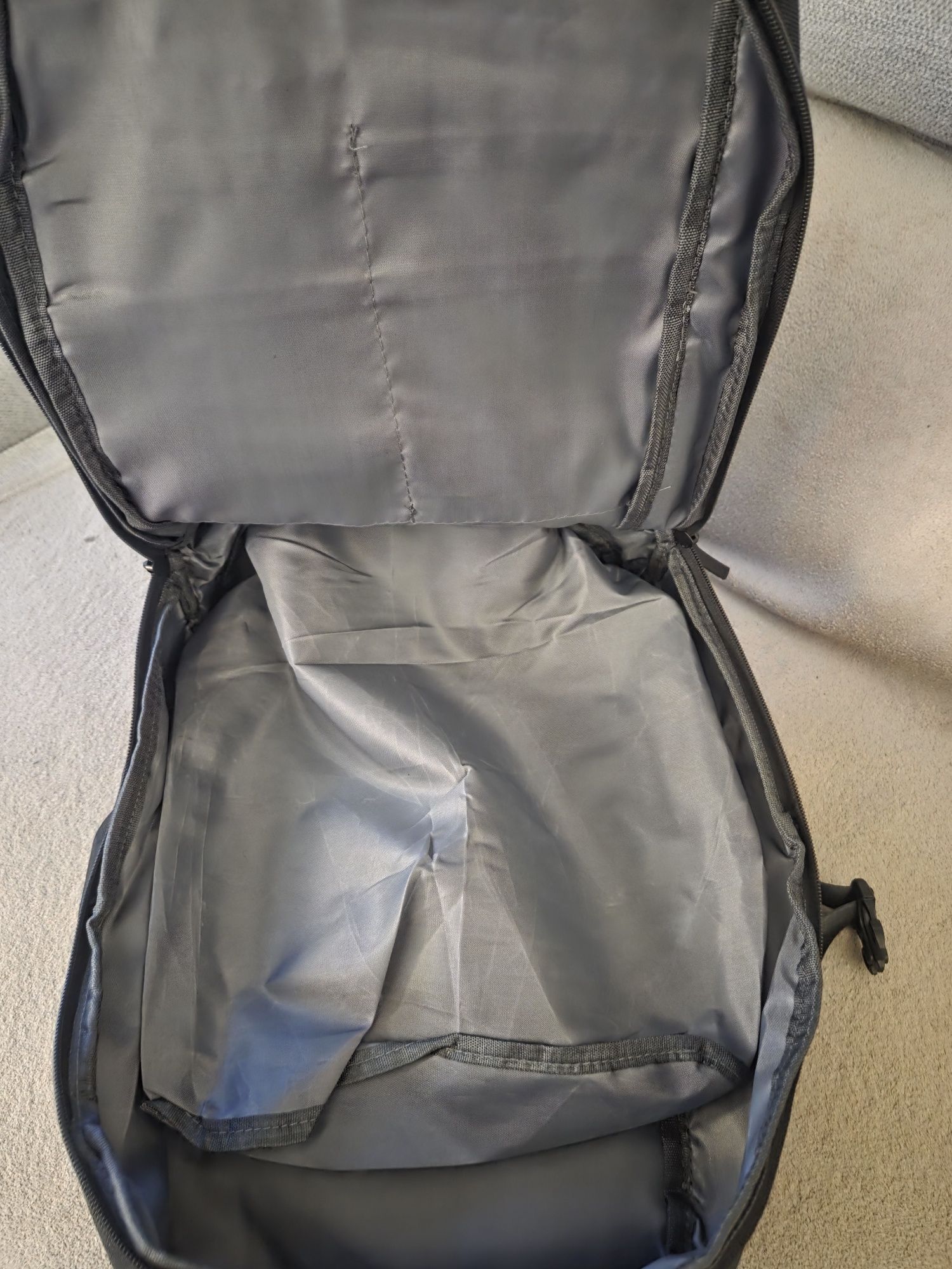 Mochila preta hexágono