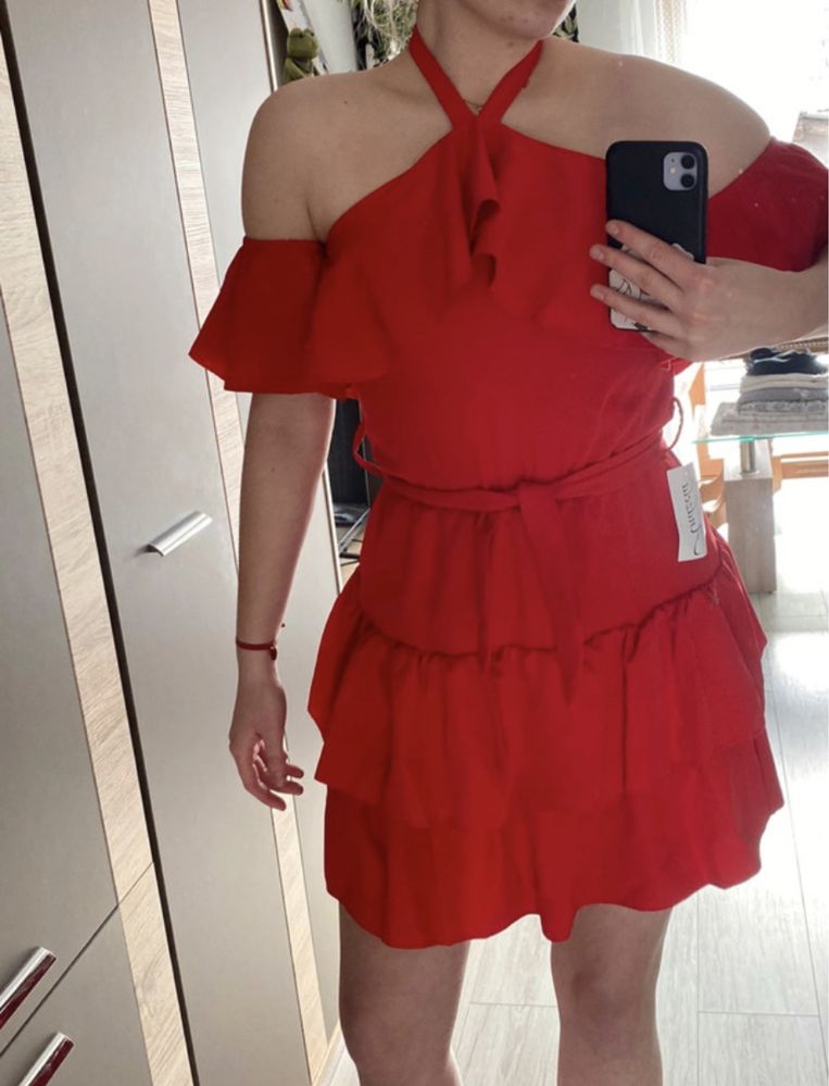czerwona rozkloszowana sukienka z falbanami