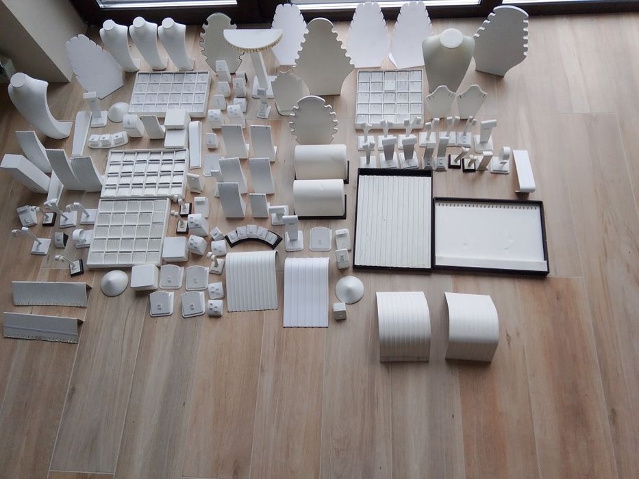 Выставочные подставки для бижутерии и ювелирных изделий.