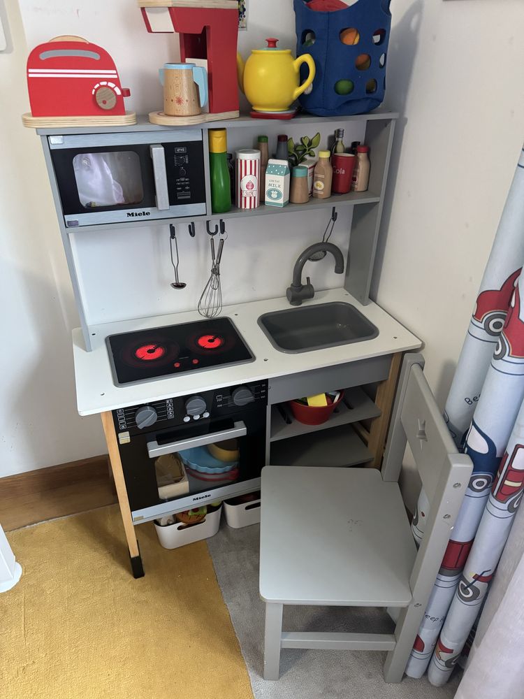 Cozinha de Madeira + Acessórios + Cadeira