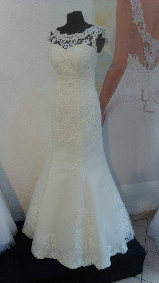 Śmietankowa suknia ślubna z podpinanym trenem
