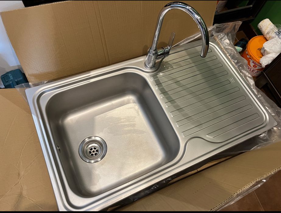 Мийка з нержавіючої сталі Teka разом зі змішувачом