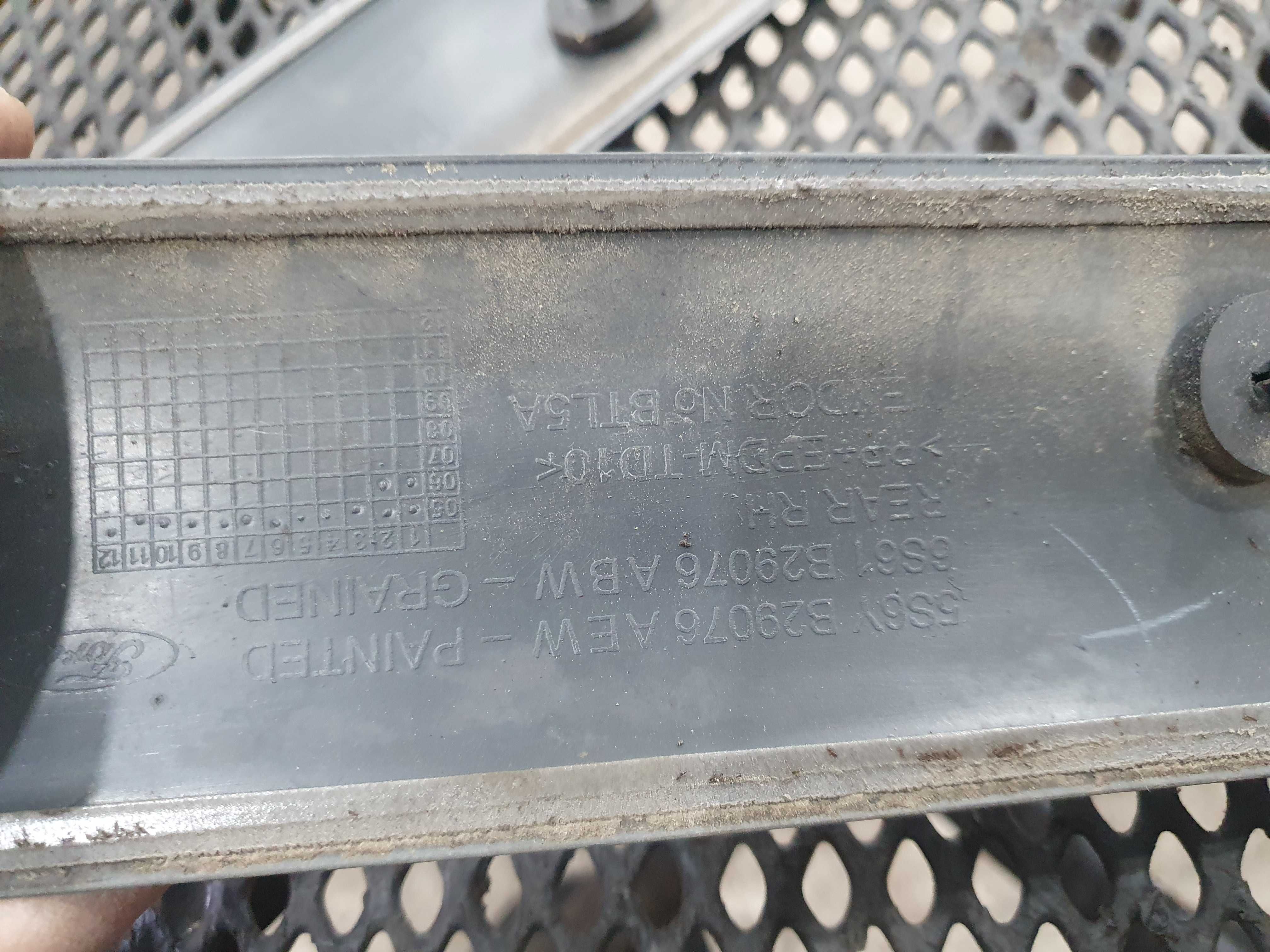 Listwa blotnika tylnego Ford fiesta mk6 lift 3 drzwi komplet