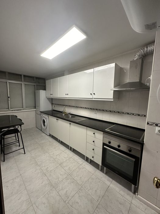 Aluga-se quarto partilhado com acesso à casa toda