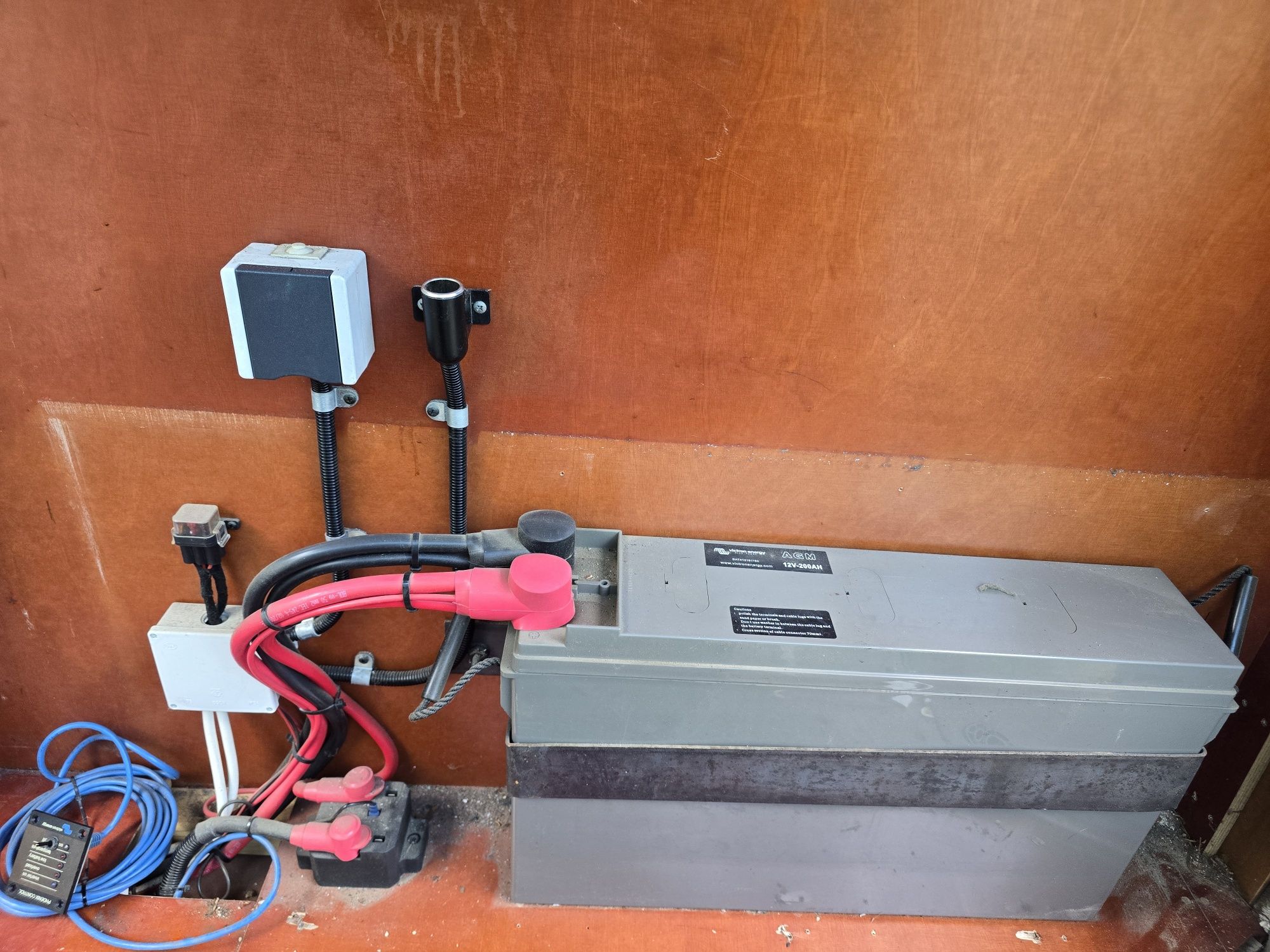 Inwerter przetwornica Victron Energy Phoenix Compact 12/200 Akumulator