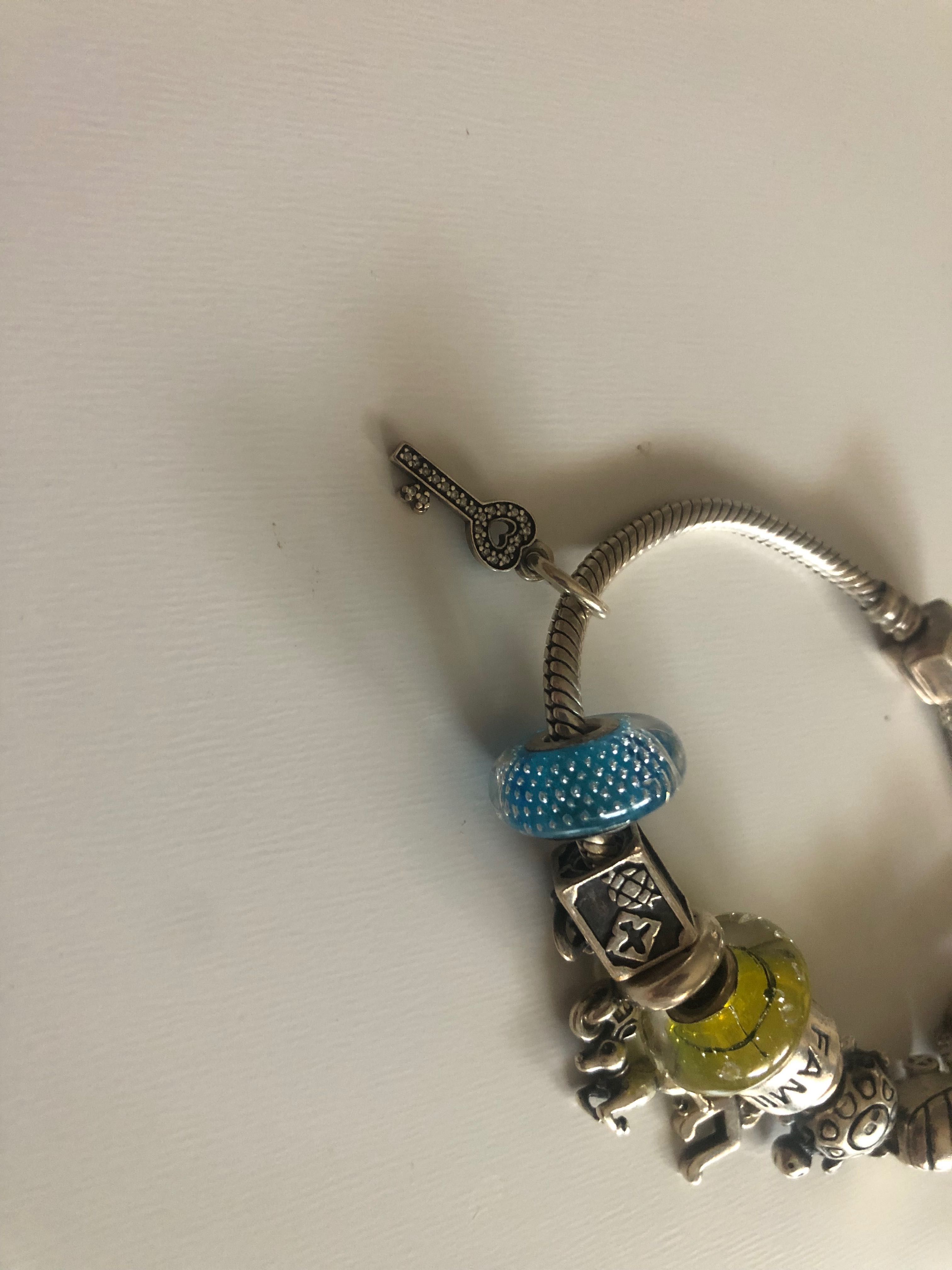 Pulseira e peças Pandora e Chamilia