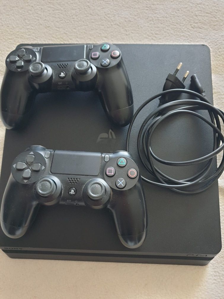 PS4 650GB com 2 comandos