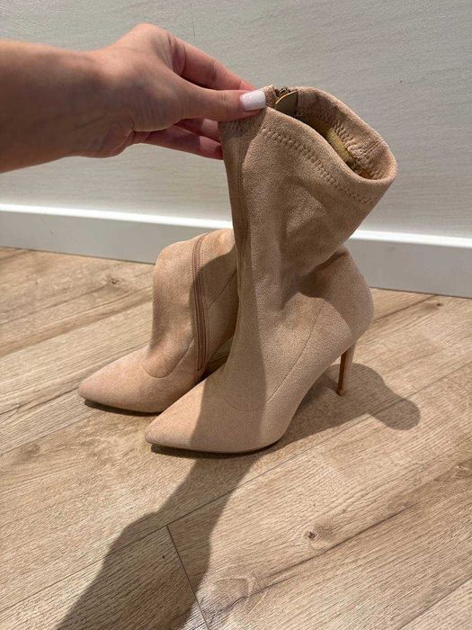 Бежеві ботильйони з еко-замші