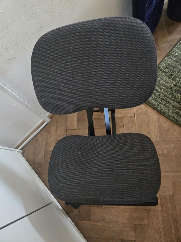 Klękosiad klęcznik z Ikei Eifred Gunnared szary