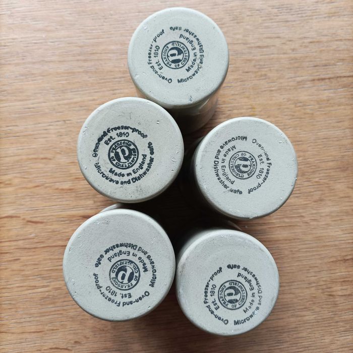 Zestaw  pojemników na przyprawy. Pojemniki. Słoje kuchenne.  Słoiki.