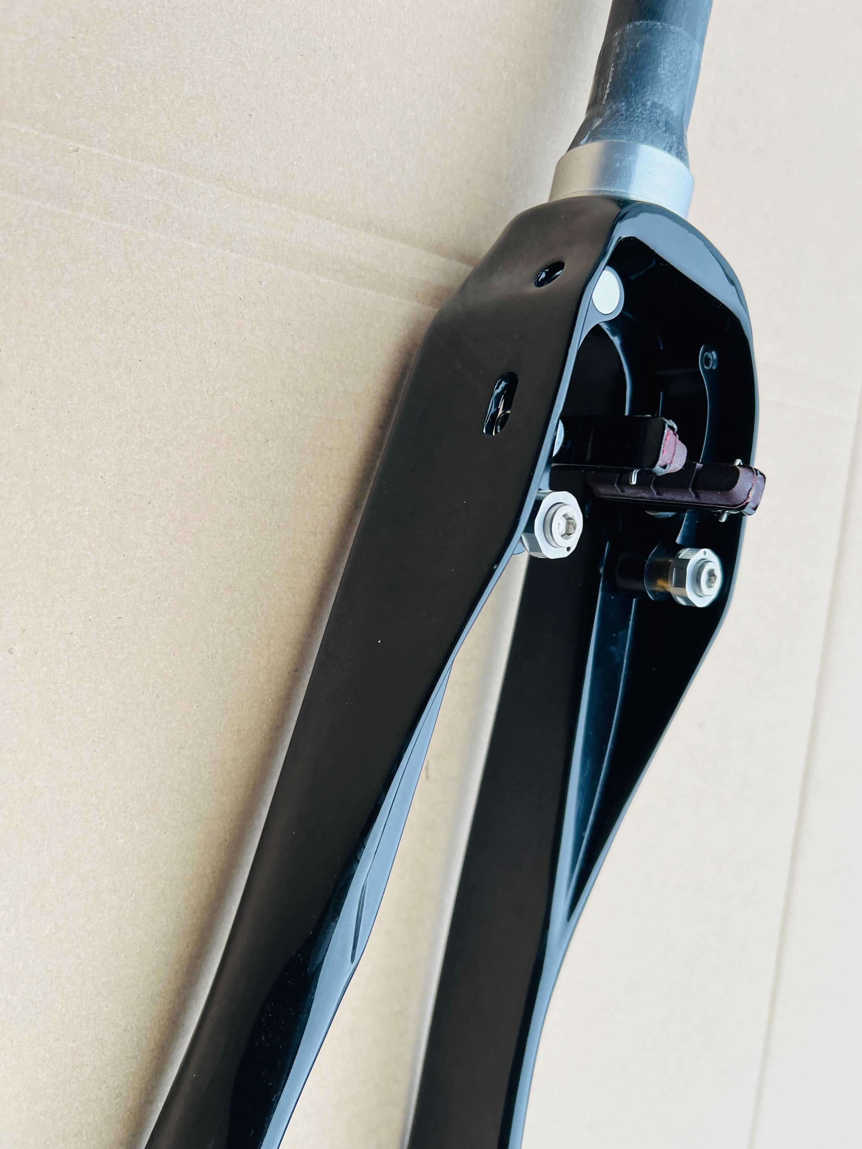 Widelec Czasowy Triathlonowy Tapered AERO CARBON z hamulcem TRP 300mm