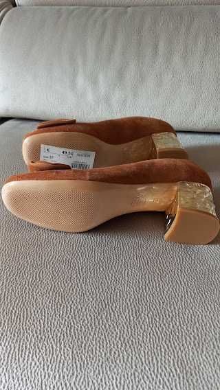 Sapatos em camurça, cor camel, tamanho 37.