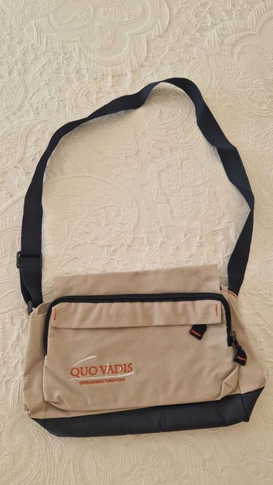 Mala tiracolo, beje e azul