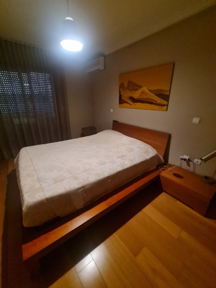 Quarto cama com 2 mesas de cabeceira
