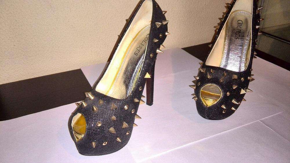 sapatos pretos de senhora com tachas (tamanho-38)