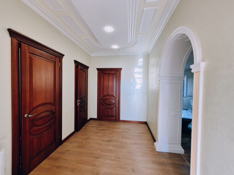 Новий окремий двоповерховий будинок з якісним ремонтом Центр р-н Подол