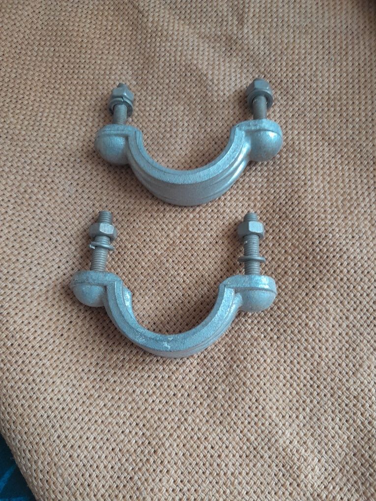 Duas (braçadeiras), puxadores antigos, em aluminio fundido.