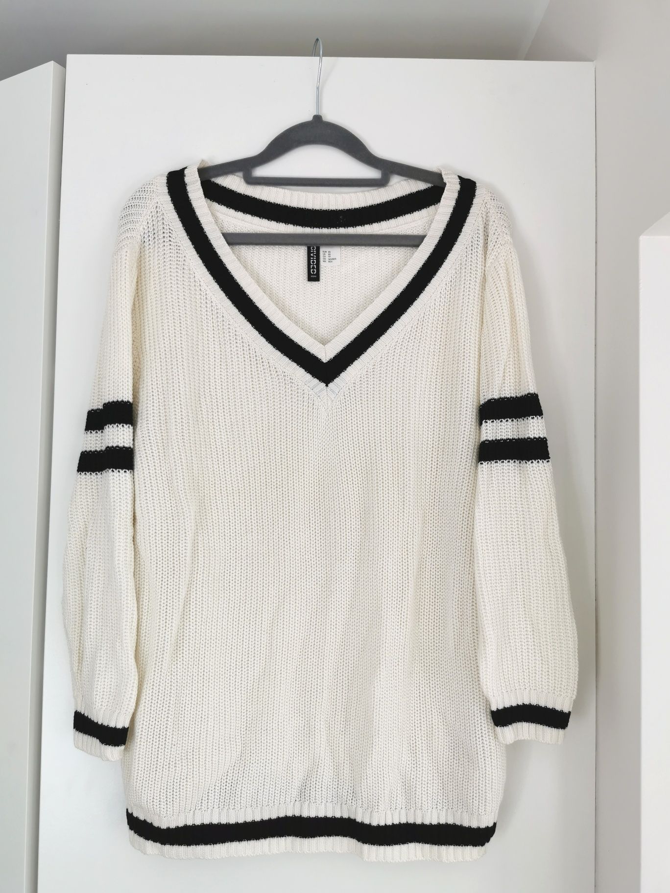 Biały sweter H&M z dekoltem V oversize sweterek college